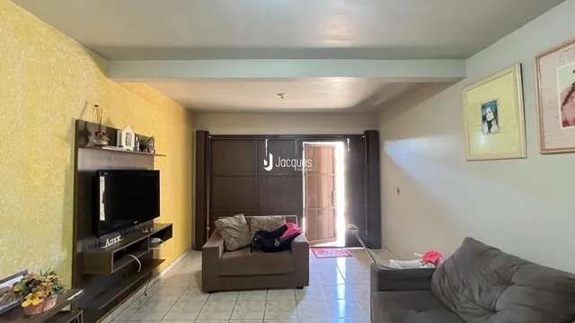 Sala de estar com sofá e móveis em um apartamento.