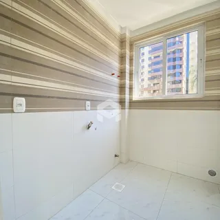 Interior de um ambiente com revestimento de parede em tons de cinza e branco.