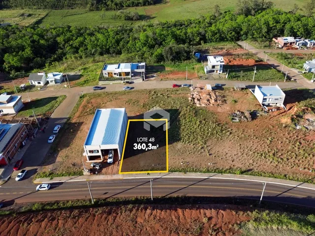 Vista aérea do lote 48 em Lajeado, Brasil, mostrando a área de terreno e construções adjacentes.