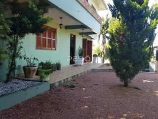 Fachada de uma residência em Lajeado, Brasil, com jardim frontal.