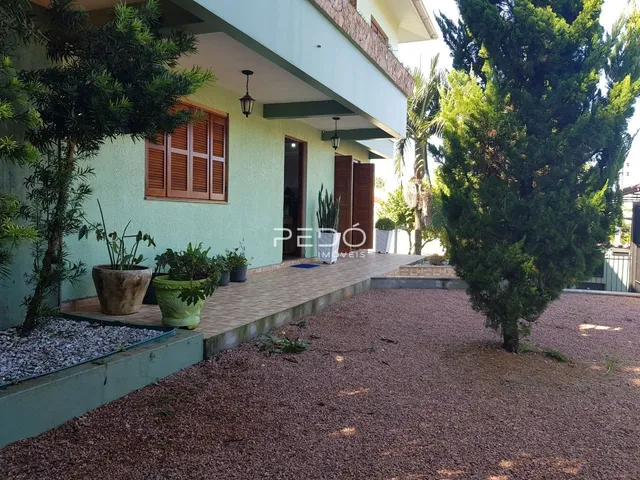 Fachada de uma residência em Lajeado, Brasil, com jardim frontal.