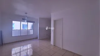 Ambiente interno de uma sala com piso de cerâmica e janela.