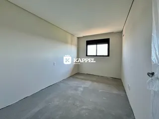 Foto de um cômodo vazio com paredes brancas e piso de concreto.