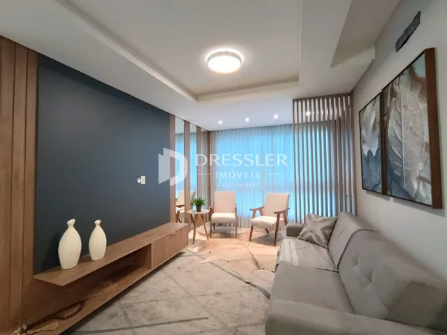 Sala de estar com decoração moderna e piso de madeira.