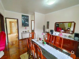 Ambiente interno com piso de madeira e móveis de madeira.