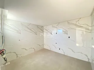Vista interna de um ambiente com paredes em mármore branco.