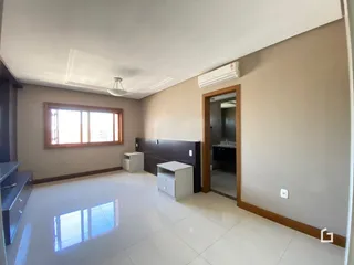 Quarto com janela e piso de cerâmica claro.