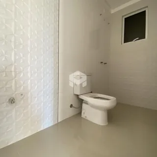 Banheiro com piso de cerâmica e paredes brancas.