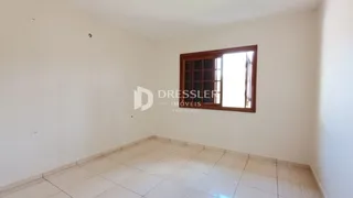 Ambiente interno de uma sala com piso de cerâmica clara.