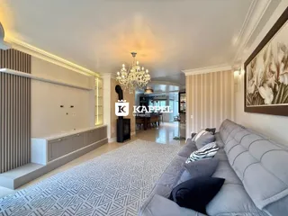 Foto da sala de estar com sofá e decoração moderna em um imóvel em Lajeado.