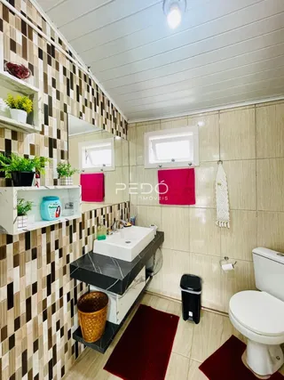 Foto de um banheiro interno com revestimento de azulejos.