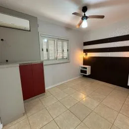 Sala de estar com piso de cerâmica e janela na parede.