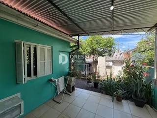 A área externa da residência em Lajeado, Brasil, mostra um pátio com piso de cerâmica.