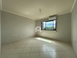 Ambiente interno de uma sala com piso de cerâmica e paredes brancas.