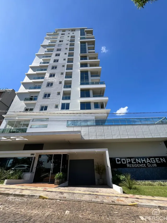 Fachada de um prédio residencial em Lajeado, Brasil, com vários andares e varandas.