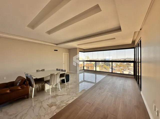 Ambiente interno de uma sala de estar com vista para a cidade.