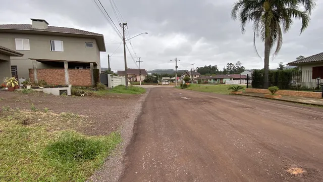 Fachada de uma residência em Lajeado, Brasil, com uma estrada de terra em primeiro plano.
