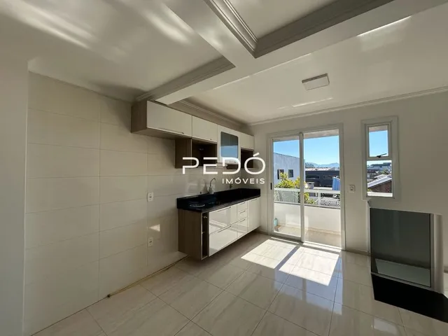 Interior de uma sala com armários planejados brancos e piso de cerâmica.
