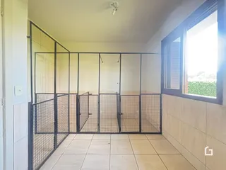 Interior com divisórias de metal e piso de cerâmica.