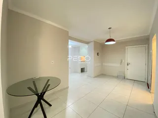 Vista de um corredor interno com piso de cerâmica clara.