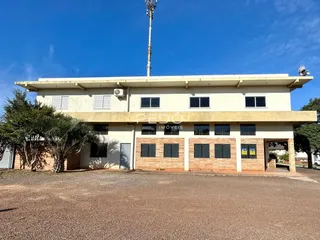 Fachada de uma residência em Lajeado, Brasil, com jardim frontal.