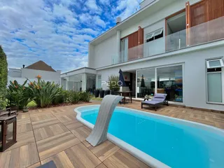 Fachada de casa com piscina e área externa em Lajeado.