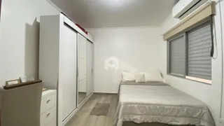 Quarto com armário e cama em um imóvel no Brasil.