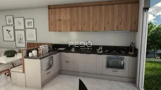 A cozinha apresenta armários de madeira e bancadas escuras.