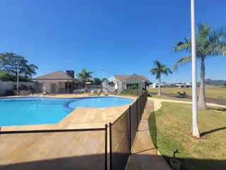 Vista externa de uma piscina e área de lazer em Lajeado, Brasil.