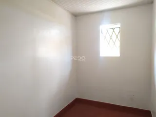 Parede interna de um cômodo com janela e teto de gesso branco.