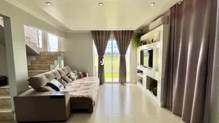 Sala de estar com sofá e vista para o exterior.