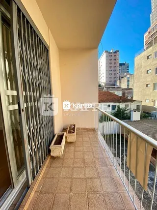 Varanda com piso de cerâmica e grade de metal visível.