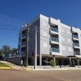 Fachada de um prédio residencial em Lajeado, Brasil com vários terraços.