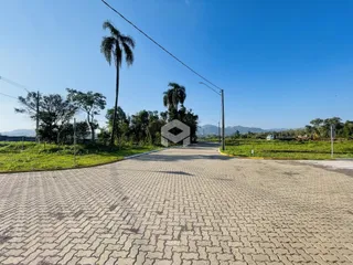 Vista da rua pavimentada em Lajeado, Brasil.