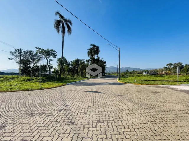 Vista da rua pavimentada em Lajeado, Brasil.