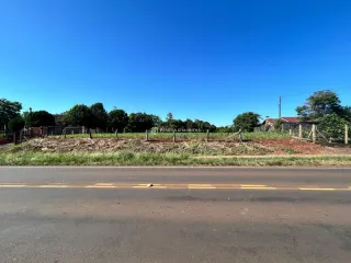 Vista externa de um terreno com cerca e estrada no Lajeado.