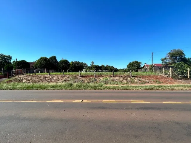 Vista externa de um terreno com cerca e estrada no Lajeado.