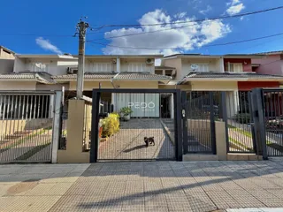 Fachada de um imóvel residencial em Lajeado, Brasil, com portão de ferro.