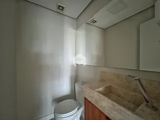 Foto de um banheiro com pia e vaso sanitário em um imóvel.