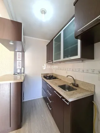 Quartos com armários de madeira em um ambiente interno.