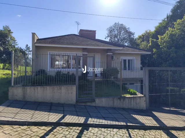 Fachada de uma residência em Lajeado, Brasil, com cerca e portão de ferro.
