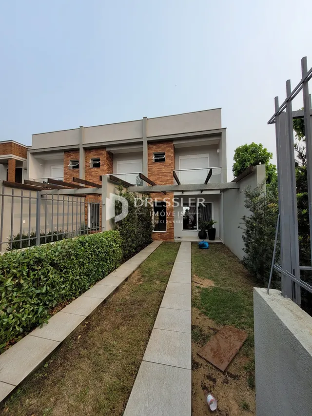 Vista da fachada de uma residência em Lajeado, Brasil, com jardim frontal.