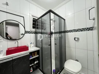 Foto de um banheiro com bancada e box de vidro em Lajeado.