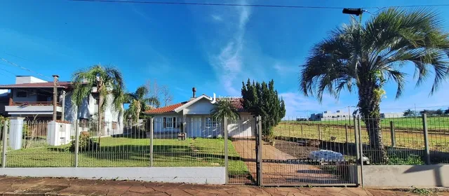 Fachada de uma residência com cerca e vegetação em Lajeado, Brasil.