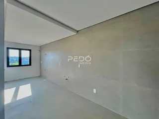 Vista interna de um ambiente com parede cinza e piso claro.