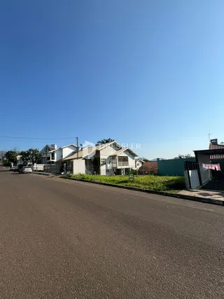 Fachada de casas ao longo de uma rua em Lajeado, Brasil.