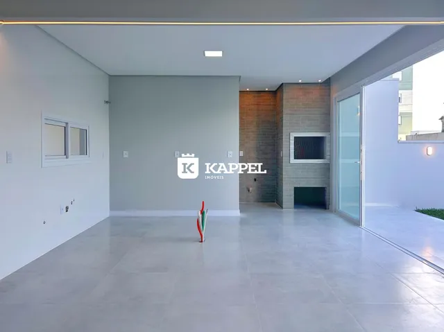 Ambiente interno moderno com paredes cinzas e lareira de tijolos aparentes.