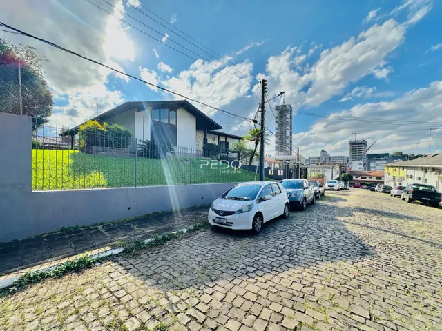 Vista externa de uma propriedade residencial em Lajeado, Brasil, com jardim e estacionamento.