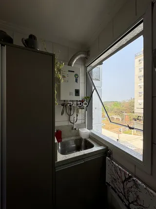 Vista de uma área de banheiro com janela de vista para o exterior.