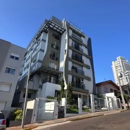 Fachada de um prédio residencial em Lajeado, Brasil, com vários andares e varandas.